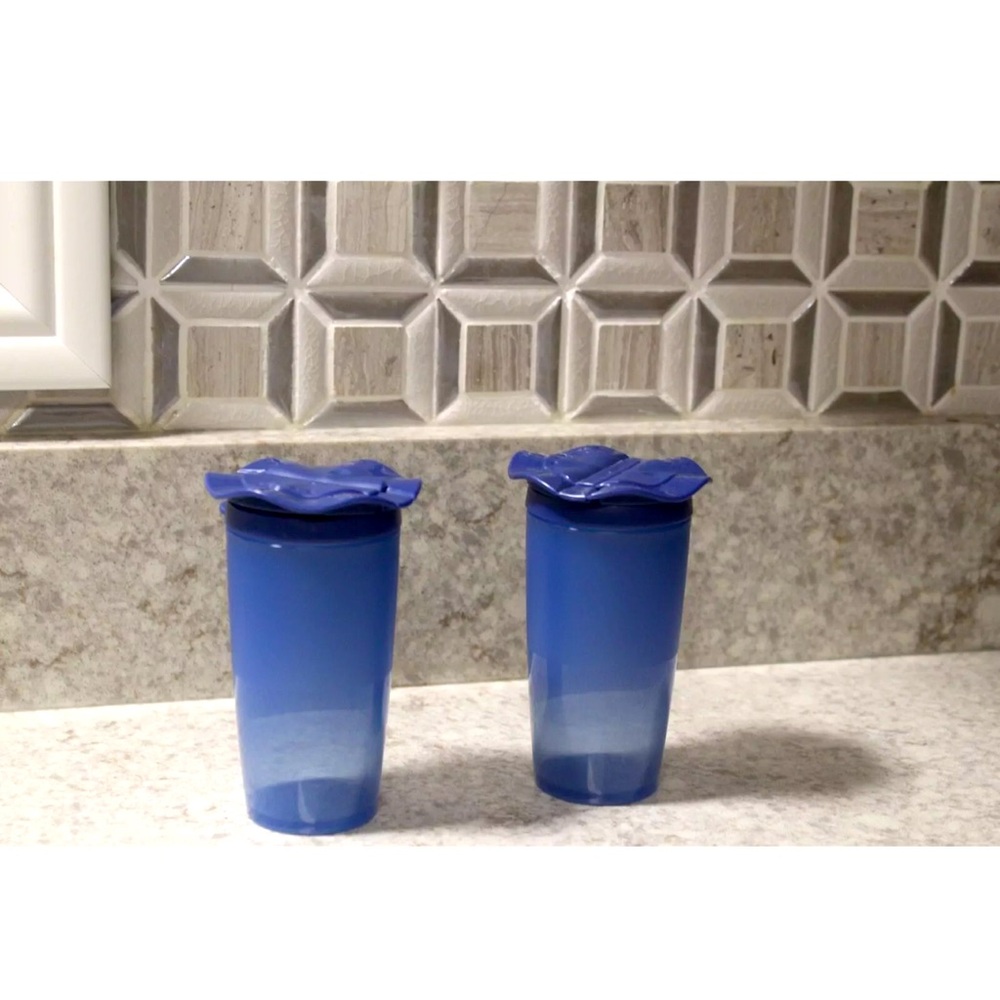 TUPPERWARE💙 Salt and pepper shakers